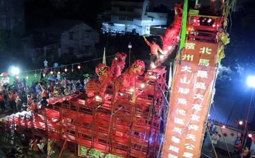 中国侨网忠华龙狮团举办了近30年的高空拜天公庆典,今年正式被列入《大马纪录大全》,也给这个庆典带来肯定。(马来西亚《星洲日报》资料图)