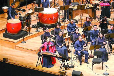 中国侨网在巴黎爱乐音乐厅，古筝、二胡等古老的乐器惊艳亮相，展现海派民乐的魅力。　周薇　摄 