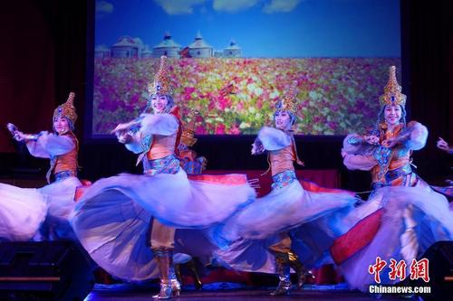 中国侨网当地时间2月22日晚,2018“四海同春”欧洲团亮相英国剑桥市政厅,为当地侨胞们献上了一台充满中华文化魅力的艺术盛宴。图为舞蹈《祝福》。中新社记者 冉文娟 摄