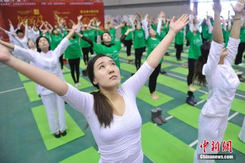 中国侨网资料图:山西太原,一百余名女性集体练习瑜伽,向民众倡导健康过春节的理念。中新社发 韦亮 摄