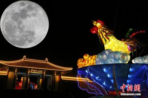 中国侨网资料图：甘肃平凉，一轮皓月悬挂夜空。郑兵 摄