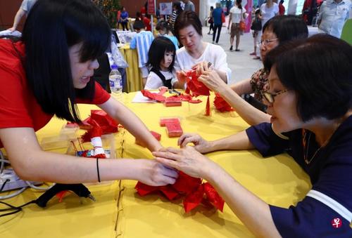 中国侨网一连两天的活动吸引超过2000名公众前去品尝传统美食、参与文化艺术活动及欣赏文娱表演。（新加坡《联合早报》/陈来福 摄）