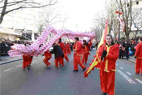 中国侨网舞龙舞狮的队伍，法国青少年成了主力。（法国《欧洲时报》资料图）