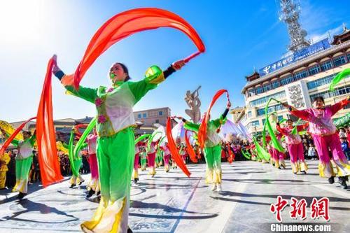 中国侨网2月25日，中国农历正月初十，丝绸之路国际旅游名城甘肃敦煌迎来春节期间最热闹的一天。　王斌银　摄