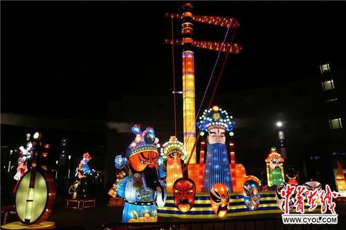 中国侨网资料图：在被誉为“欧洲心脏”的布鲁塞尔大广场，来自中国四川自贡的三组巨型彩灯同时亮起，图为京剧脸谱和乐器造型的大型彩灯。鞠辉/摄