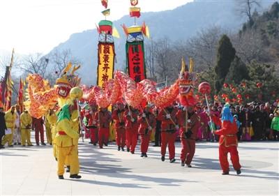 中国侨网昨日，平谷区刘家店镇丫髻山庙会，刘家店镇北店龙灯队员表演舞龙灯。新京报记者 王贵彬 摄