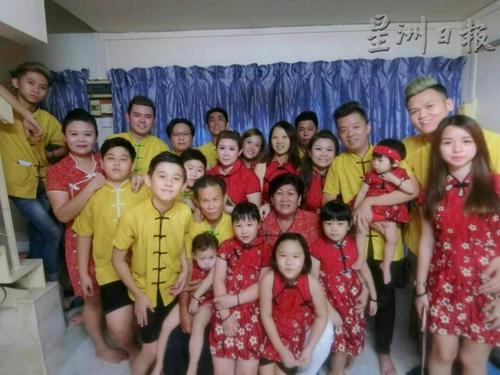 中国侨网新年期间，潘笑云全家23名成员齐齐穿上唐装，使佳节气氛更浓厚。（马来西亚《星洲日报》）
