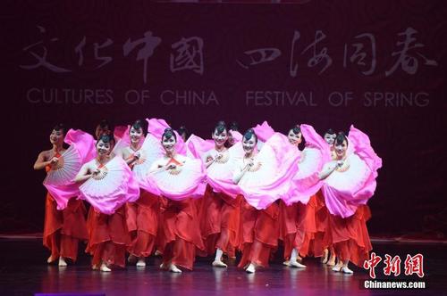 中国侨网当地时间2月25日晚,2018年“文化中国·四海同春”新春文艺晚会在美国洛杉矶举行,为中美民众带来新春问候。图为开场舞《欢聚一堂》。中新社记者 张朔 摄