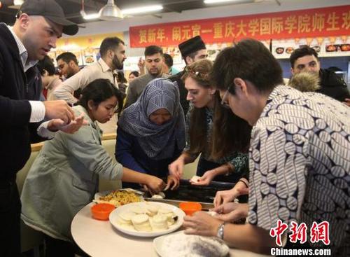 中国侨网图为重庆大学留学生包饺子和汤圆共庆元宵节。 钟欣 摄