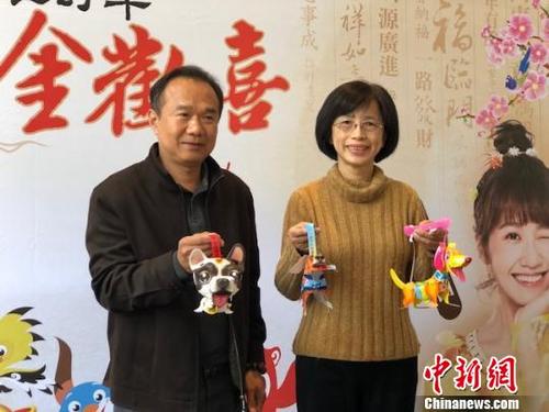 中国侨网黄雅芬(右)展示灯会上将向民众发放的环保小提灯。 陈悦 摄