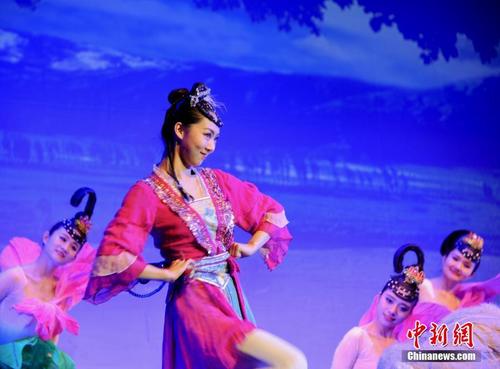 中国侨网当地时间2月26日晚,中国农历正月十一,在离卡尔·马克思故居咫尺之遥的德国特里尔市“欧罗巴大厅”剧场,一场别致的中国春晚上演。图为舞剧《月上贺兰》。中新社记者 彭大伟 摄