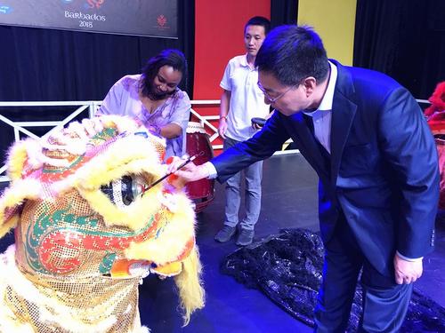 中国侨网中国驻巴大使延秀生与巴央行副行长米歇尔共同为中巴双方共同组成的舞狮队点睛醒狮。