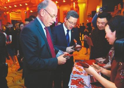 中国侨网各国领事官员被中国春节文化和四川传统文化元素所吸引。（雷远东）