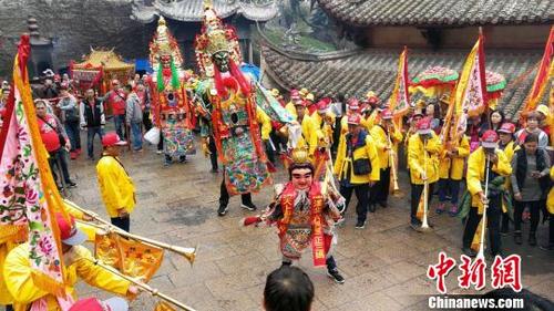 中国侨网图为电音三太子等神偶团表演。　林群华　摄