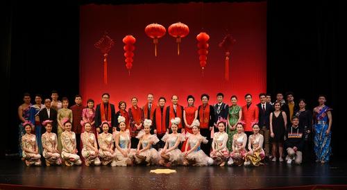 中国侨网罗林泉总领事夫妇、圣心学校校长与演员合影。　　
