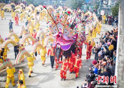 中国侨网3月1日,航拍江西彭泽县大型“非遗”元宵民俗活动。 傅建斌 摄