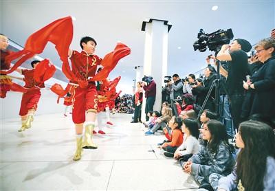 中国侨网2月16日，在美国纽约林肯中心举行的“中国新年学生日”活动上，来自中美两国的学生为观众表演舞蹈。 新华社记者 王迎 摄