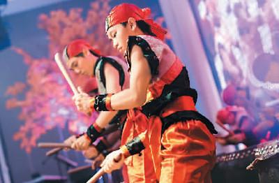 中国侨网表演《二十四节令鼓》的华裔学生。(人民日报海外版/图片由李政威提供)