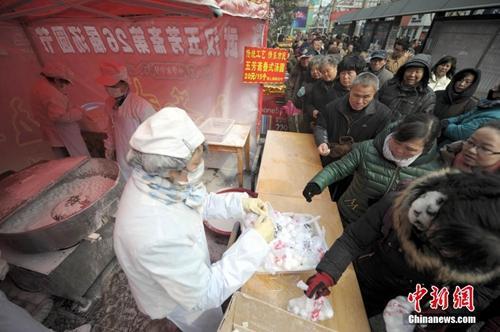 中国侨网资料图:武汉老字号传统手工汤圆销售火爆。中新社发 张畅 摄