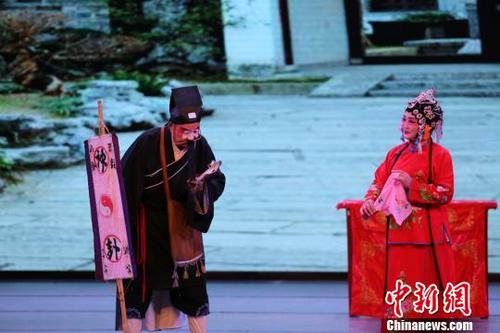 中国侨网2月底至3月初,为传承国家级非遗保护项目敦煌曲子戏,来自敦煌市各镇的14个自乐班,共演出了《家和万事兴》、《张续报喜》、《安安送米》、《妈和婆婆》等传统及新编敦煌曲子戏25场(次),为当地民众带来了一场丰富的戏曲文化大餐。 马良宝 摄