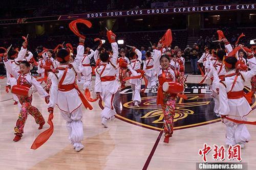 中国侨网资料图:当地时间1月2日晚,位于美国俄亥俄州的克利夫兰骑士队主场迎来一群特殊的客人。来自中国甘肃省兰州市的近百名小学生在骑士队主场速贷球馆擂响安塞腰鼓,为现场观众送上新年祝福。 中新社记者 刁海洋 摄