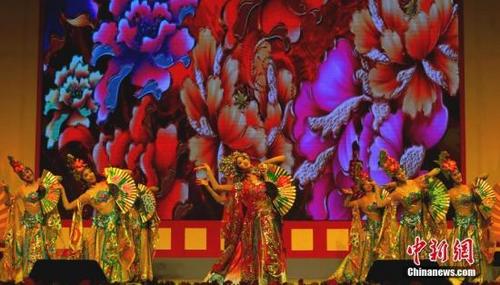 中国侨网3月4日,由国务院侨办、中国驻菲大使馆、菲华各界联合会联合主办的“文化中国四海同春”国务院侨办春节慰侨大型文艺晚会,在菲律宾国际会议中心惊艳上演,吸引3000多名菲华各界人士及马尼拉市民观看。图为中国歌剧舞剧院表演的舞蹈《贵妃醉酒》。中新社记者 关向东 摄