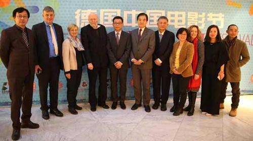 中国侨网图为本届电影节评委会成员与中国驻法兰克福总领事及主办方代表等合影。(图片来源:欧洲时报德国版微信公众号:道德经)