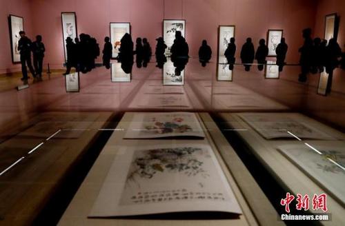 中国侨网资料图,1月25日,中国美术馆举行新年展,“民族与时代——徐悲鸿主题创作大展”“花开盛世——中国美术馆藏花鸟画精品展”“笔墨当随时代——弘扬新金陵画派精神江苏美术采风展”同时开幕。本次展览是国内外第一次围绕徐悲鸿大型美术主题创作进行的全方位策展,也是徐悲鸿美术精品近十年来首次大规模地集中展示。 中新社记者 杜洋 摄