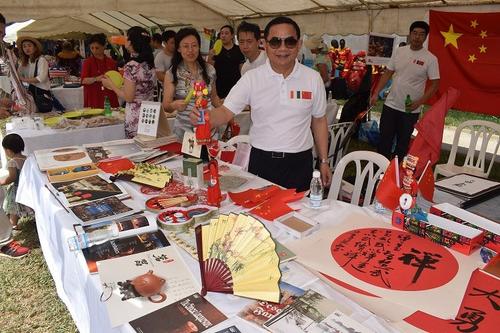 中国侨网阿比让国际学校举办文化节，中国展台上摆满了中国传统手工艺品。