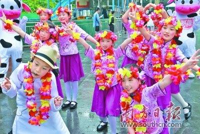 中国侨网小朋友在表演快闪节目。梁文祥 摄