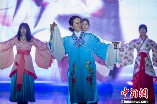中国侨网图为身着汉服的女职工上演“汉服秀”。　汤德宏　摄