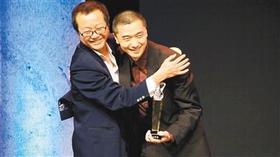 中国侨网刘慈欣与刘宇昆(右)被称为科幻文学界的“大刘小刘” 受访者供图
