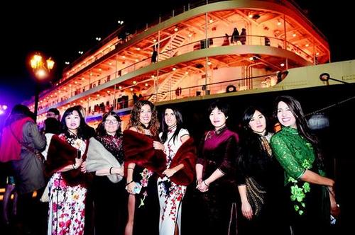 中国侨网穿旗袍合照。来源：湖北日报