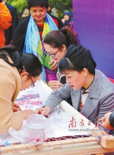 中国侨网380名女士轮流上台“绣梅”。刘力勤 摄