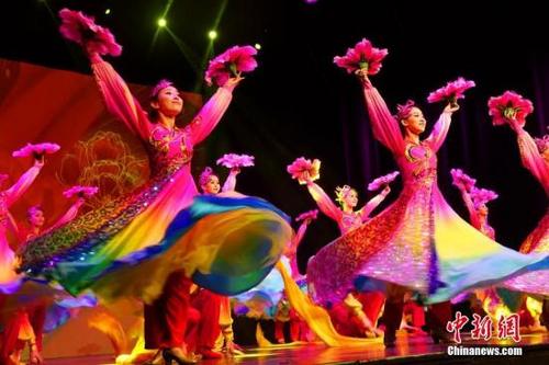 中国侨网当地时间3月6日晚,2018“四海同春”欧洲慰侨演出团在意大利米兰结束了欧洲三国五城的最后一场演出,在月亮剧场(Teatro della Luna)如潮的掌声、欢呼声中精彩收官。图为舞蹈《盛世欢歌》。中新社记者 冉文娟 摄