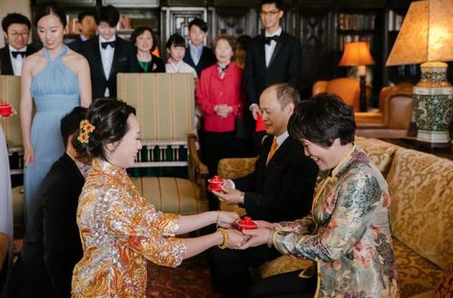 中国侨网在西式婚礼当中融合敬茶的元素表达对父母的感激(袁蕊提供)