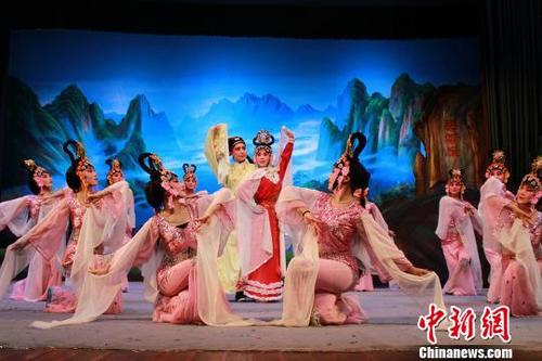 中国侨网哈哈腔剧目《白云仙子》演出剧照。清苑区哈哈腔剧团提供