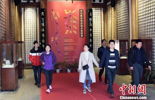 中国侨网正在福州福建省海峡民间艺术馆展出的“2018首届中日韩民间漆艺术邀请展”上,来自中日韩民间漆艺家的漆艺术精品,吸引众多观众的目光。 刘可耕 摄