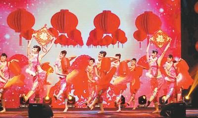 中国侨网图为中国歌剧舞剧院演员表演舞蹈《张灯结彩》。来源：人民日报海外版