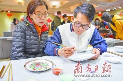 中国侨网年轻人对非遗艺术充满兴趣。  南方日报记者 张迪 摄