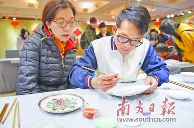 中国侨网年轻人对非遗艺术充满兴趣。 南方日报记者 张迪 摄