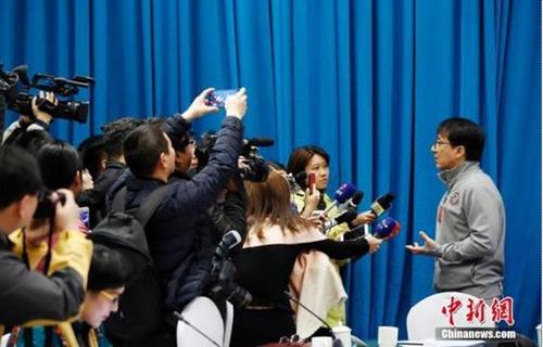 中国侨网在文艺界小组会议上，成龙委员接受记者采访。 中新社记者 卞正锋 摄