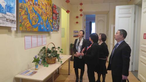 中国侨网驻圣彼得堡总领事郭敏参观了由圣彼得堡市对外友好协会主办的“丝绸之路”儿童作品展。
