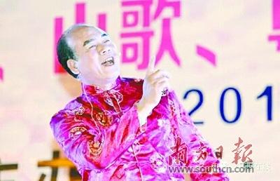 中国侨网正在台上唱山歌的谢计平。张俊 摄