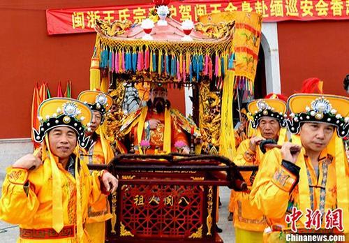 中国侨网资料图:2017年11月30日,闽浙王氏宗亲护驾闽王金身赴缅甸会香暨宗谊文化交流团一行135人在坐落于福州市北郊莲花峰下的闽王纪念馆举行闽王金身起驾仪式。 中新社记者 刘可耕 摄