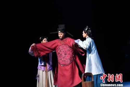 中国侨网资料图:话剧《苏东坡》剧照。 张浪 摄
