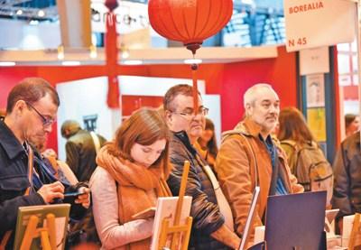 中国侨网图为法国观众在FEI出版社展台前等待漫画家签售中国漫画图书。 本报记者 龚鸣 摄