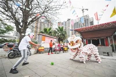 中国侨网在城市里，练习舞狮的地方有限，让这群年轻人格外珍惜。