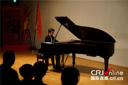 中国侨网中国青年钢琴家张海鸥在演奏中