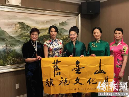 中国侨网旧金山旗袍文化月主办方旗风堂主要团队成员在新闻发布会上合影。(美国《侨报》/王旖涵 摄)